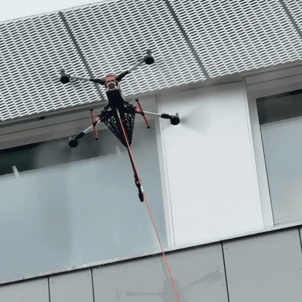 Apriori Reinigungsdrohne bei der Arbeit an einer Glasfassade