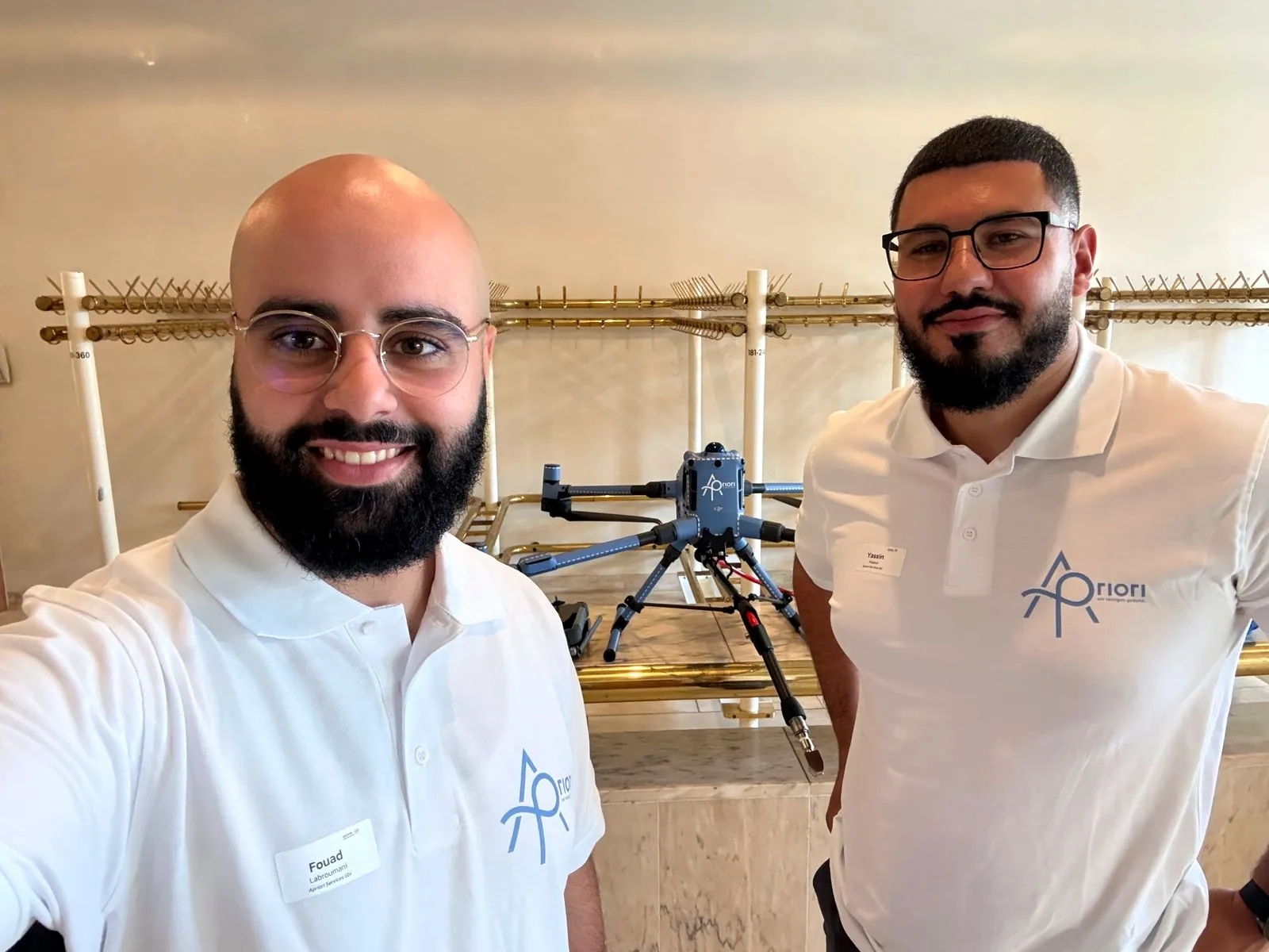 Die Inhaber Fouad Labroumani und Yassin Alaoui vor der Reinigungsdrohne