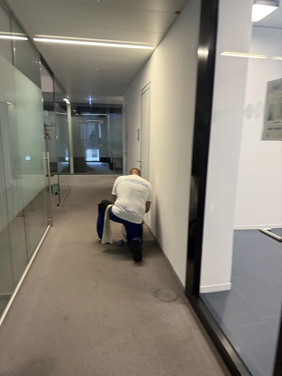 Apriori-Mitarbeiter bei der Unterhaltsreinigung in einem Büroflur