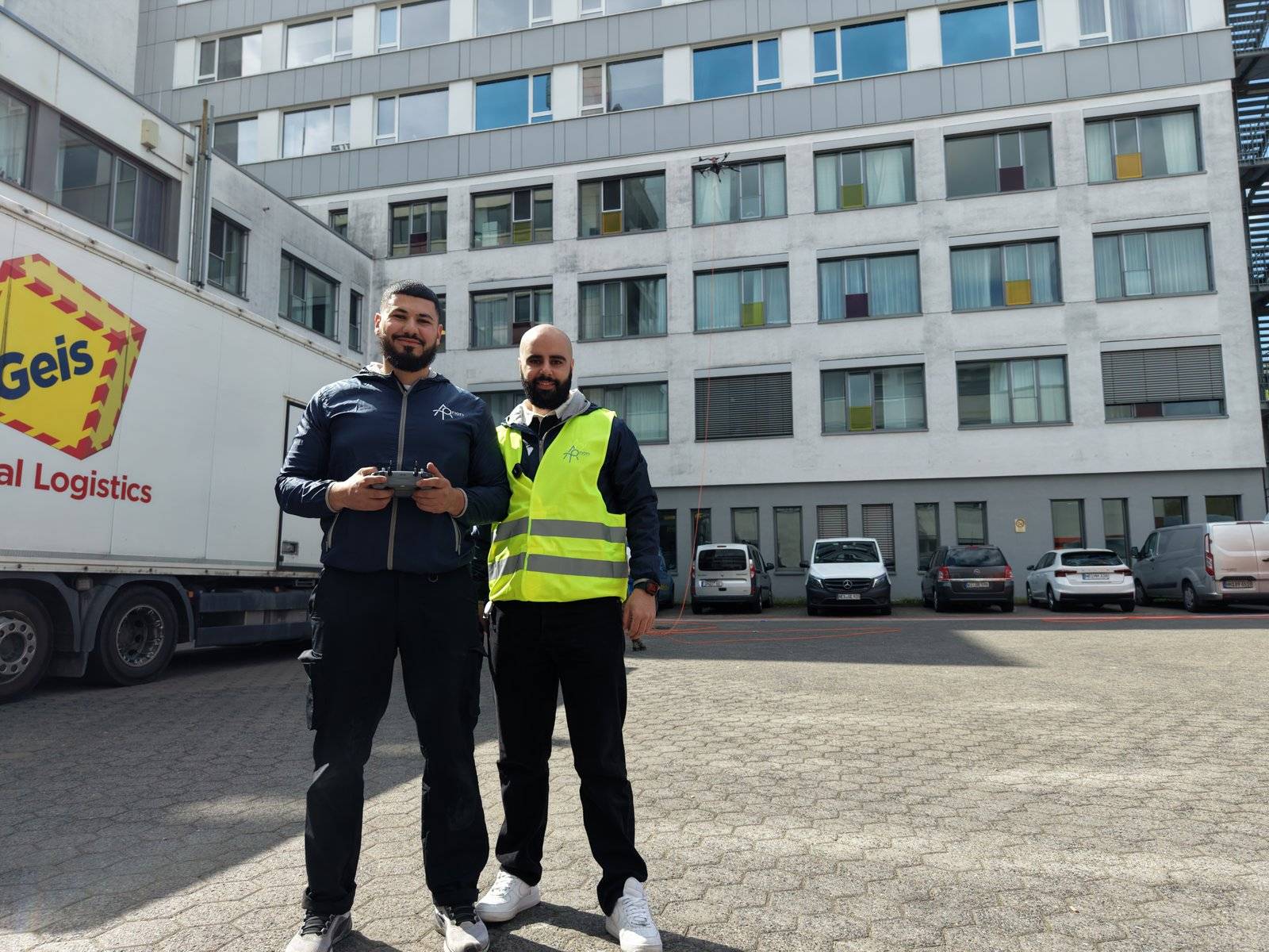 Fouad Labroumani und Yassin Alaoui, Gründer von Apriori Cleaning, im Einsatz mit Drohne vor Kundenobjekt in Wiesbaden