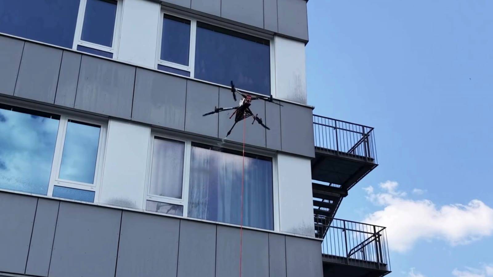 Drohne bei Fensterreinigung