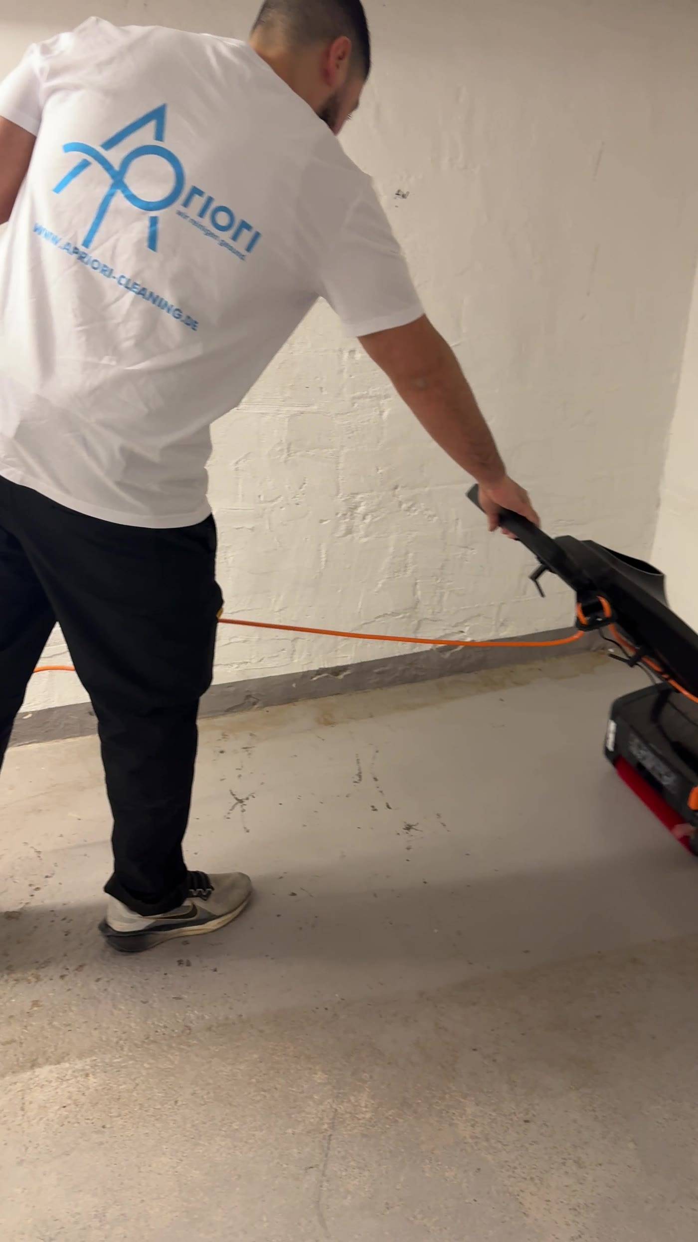 Apriori-Teammitglied im Einsatz mit Scheuersaugmaschine während der Grundreinigung